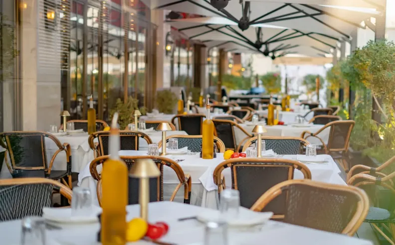 غداء أعمال يجمع بين السرعة والأناقة